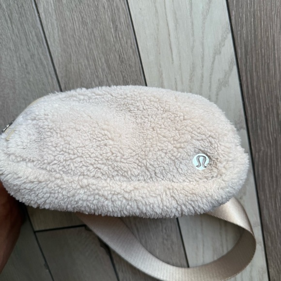 Lululemon Athletica Cream Cosmetic Bag for Elegant Storage - Picture 2 of 5